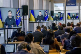 Le président ukrainien Volodymyr Zelensky prononce une allocution par liaison vidéo