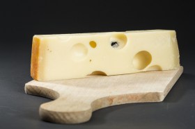 fromage emmental sur une table