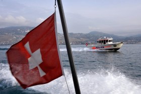 Schweizer Flagge auf einem Boot