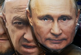 Putin und Prigozhin tragen Gesichtsmasken