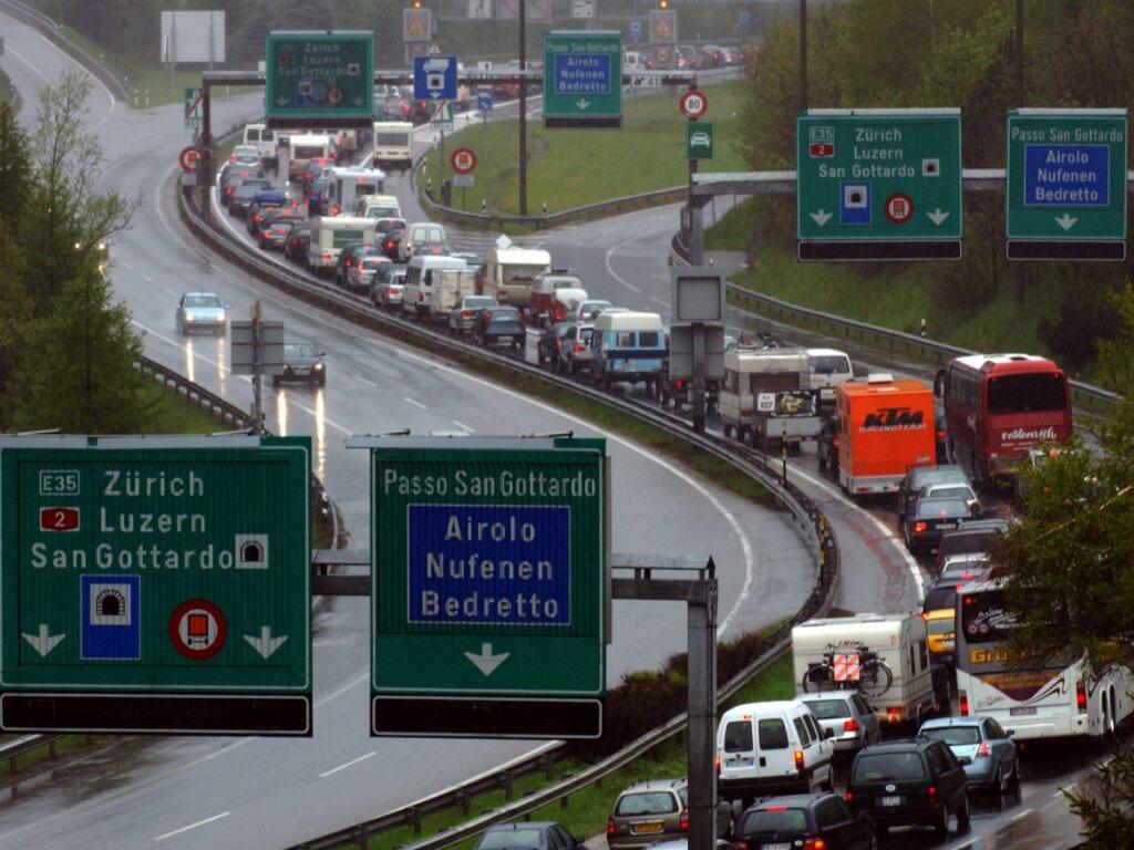 Verkehrslage Beim Gotthard-Tunnel Entspannt Sich Langsam - SWI Swissinfo.ch