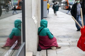 Eine Frau bettelt auf der Straße