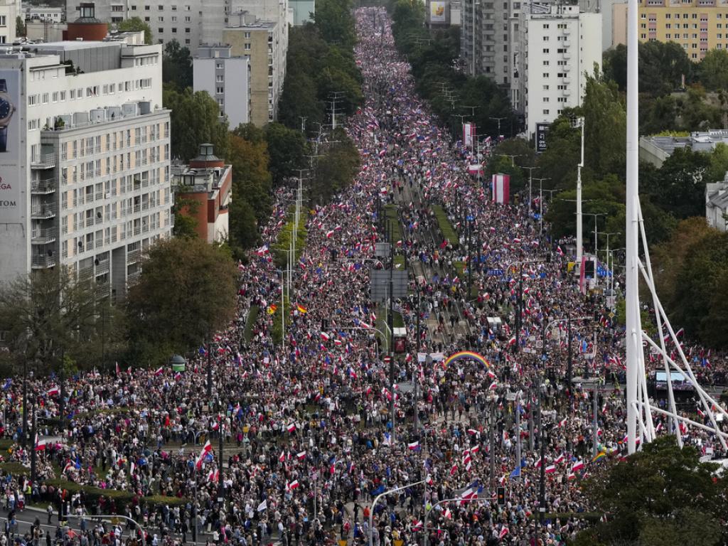 Pologne: une manifestation de l'opposition rassemble «un million» de  personnes à Varsovie