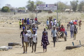 Menschen überqueren den Sudan in den Südsudan