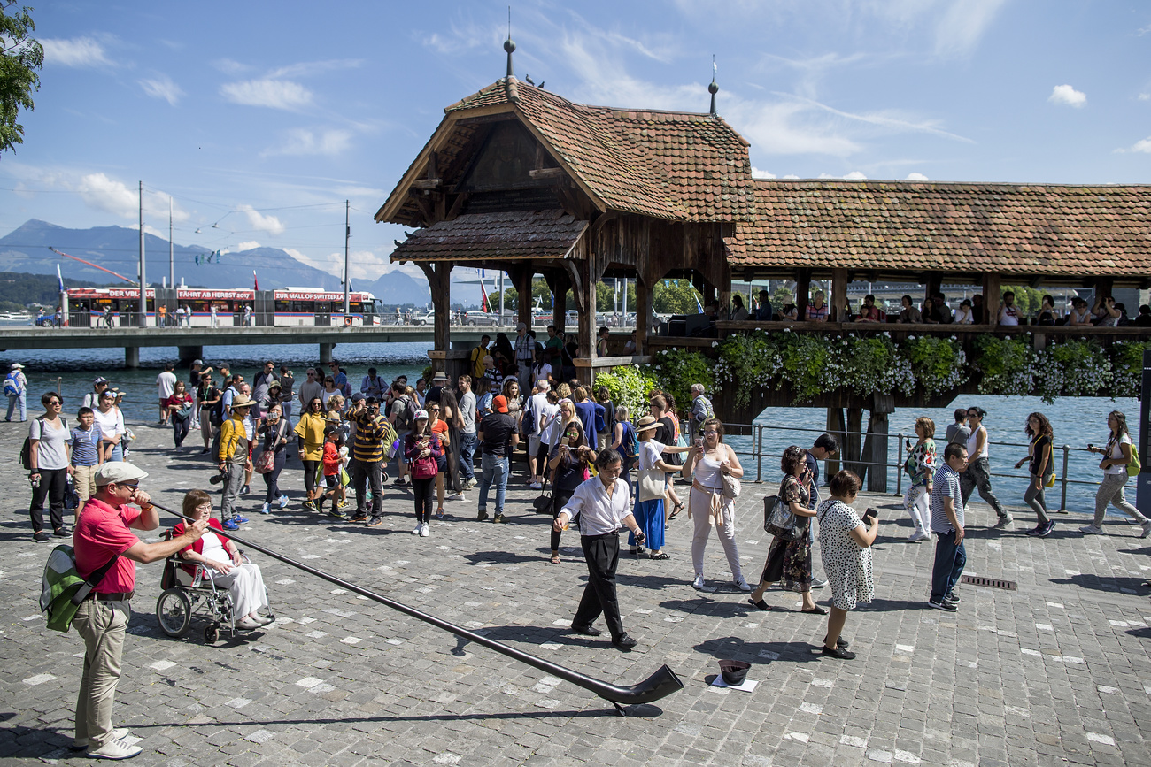 Netflix: cidade suíça sofre com excesso de turistas após série