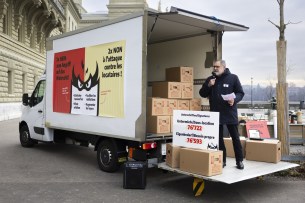 Alliance hands in over 150,000 signatures against rental reforms