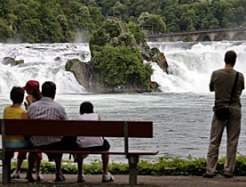 スイスの空高く滝は流れ落ちる Swi Swissinfo Ch